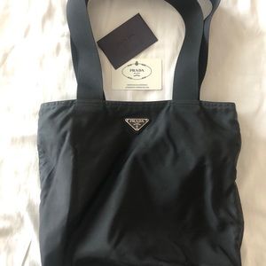 🖤PRADA🖤Nylon tote from Rome w/authenticity card